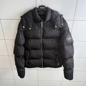 Supply & Demand Mantle Padded Jacka - Sjukt snygg Supply & Demand vinterjacka som är tjock och varm och är perfekt nu till vintern. Jackan är använd ett fåtal gånger och är i storlek M och den är slutsåld överallt. Hör av dig vid funderingar!🤩