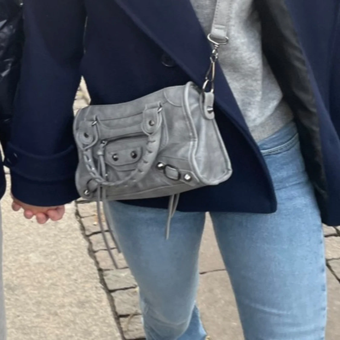 Grå axelväska  - 1