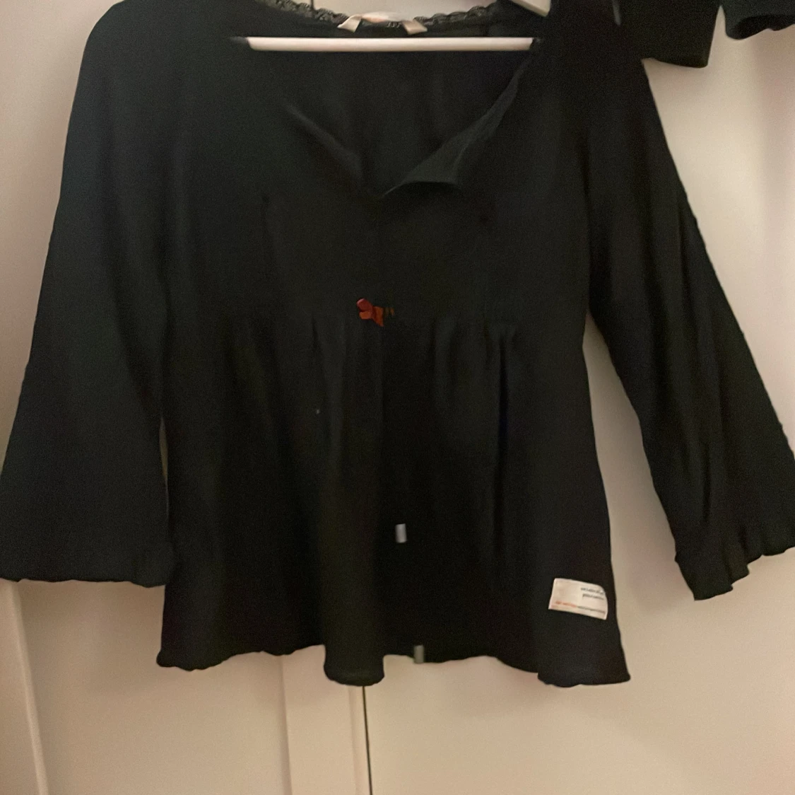 Svart blus med rosett från Odd Molly - 1