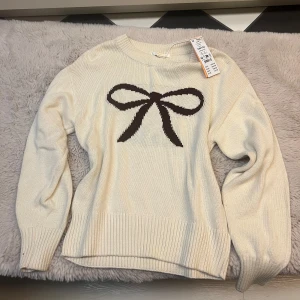 stickad tröja - Jätte söt tröja från ginatricot barnavdelningen köpt för några månader sen men aldrig använd så säljer den därför🫶