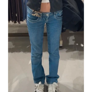 Blå mörkblå bootcut flare jeans LTB Valerie trendig populär slutsåld - Blå bootcut jeans från märket LTB!  Modell: Valerie Storlek: W25 L30 Nypris: ca 1000kr  Fint skick, lite slitna nertill.
