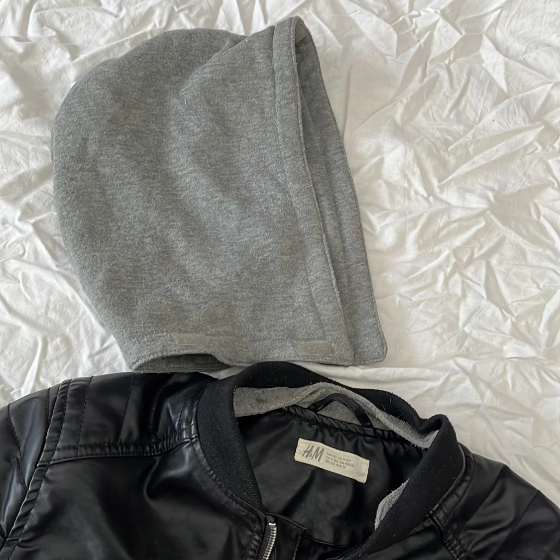 Svart jacka i skinnimitation  med grå huva H&M - 3