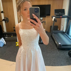 Ljusrosa balklänning med broderi - Superfin ljusrosa långklänning med tunna axelband och korsad snörning i ryggen. Klänningen har vackra broderade bladmönster på hela topp delen och kjolen, och är gjord i glansigt satinliknande material. Perfekt för bal eller finare tillställning😍😍använt endast en gång, kan synas smått av användning. Har använt underkjol, men kan int tyvärr posta den🙃passar ändå perfekt utan underkjol oxå🥰har fickor och är själv 170cm lång och dansade med ballerinor😊köpt som ny för 400€