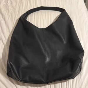 Svart axelväska från Pull&Bear - Jättestor väska från pull&bear man får plats med allt träningskläder, skoldator, böcker och mycket mer. En svart basic väska som går att använda överallt 