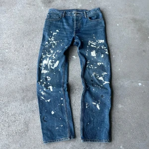 Helmut Lang painter jeans - Skiiiitfeta painter jeans från Helmut Lang. De har inga flaws. Size 29 men passar typ 30-32