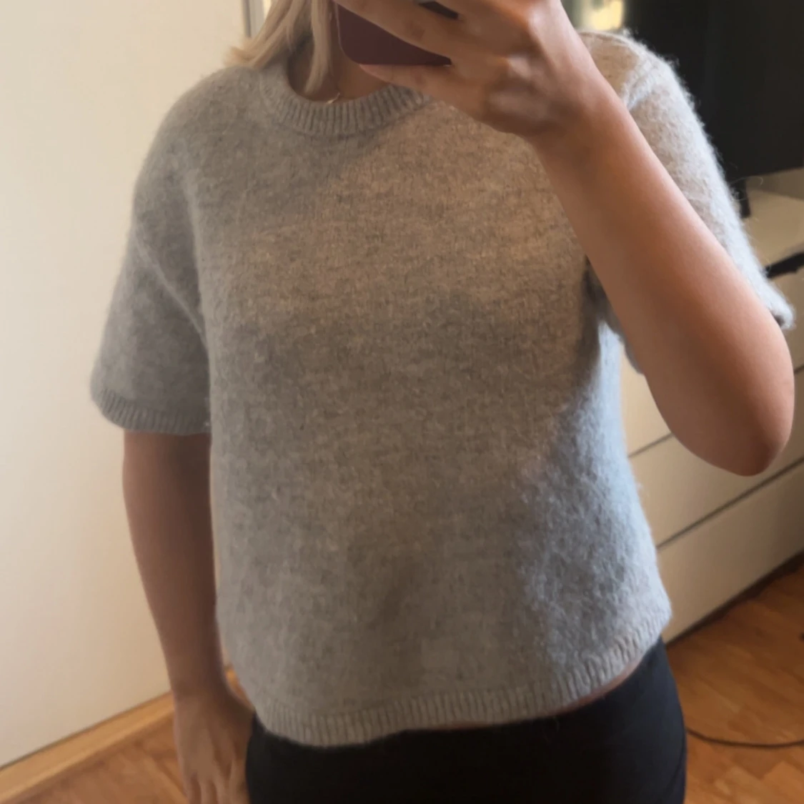 Grå stickad kortärmad tröja