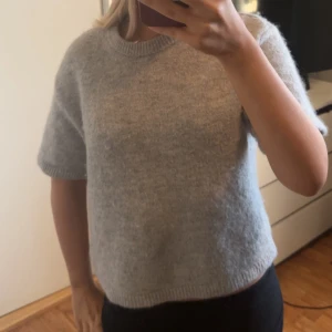 Grå stickad kortärmad tröja - Supermjuk och enkel grå stickad tröja med korta ärmar och rund hals. Pris kan diskuteras 