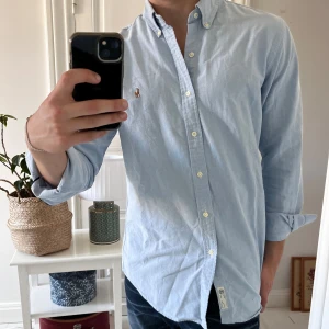 Ralph lauren skjorta ljusblå - Ralph lauren skjorta ljusblå i storlek L slim fit. Inga större defekter lite vid kragen som ni ser men inget som tänks på. Modellen är 180,75 kg! 😊