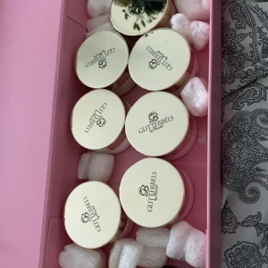 Glitterbels akrylkit - Säljer ett kit med sju burkar Glitterbels puder i olika nyanser som Peachybell Soft. Även en akrylvärska och en primer. Har testat en utav de 7 pulverna på ett test finger och insåg att jag inte har intresset helt enkelt för att fortsätta.