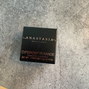 Anastasia Dipbrow Pomade Dark Brown - Dipbrow Pomade från Anastasia Beverly Hills i färgen Dark Brown. Helt ny