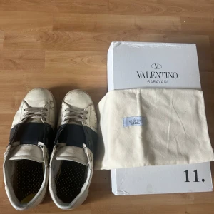 Valentino Garavani Open sneakers vit/blå - Snygga Valentino Opens som är både exklusiv men ändå härliga vardagsskor. Mycket kvar att ge men finns tecken på användning som syns på bilderna, originalsula ingår