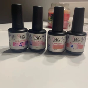 NG Gel Polish nagellack 4-pack - Fyra flaskor NG Gel Polish nagellack, 15 ml vardera. Färgerna är Nude Pink Nude Peach  Sweet Pink Apricot. Kommer i svarta flaskor med penselapplikator. Perfekt för dig som gillar att fixa naglarna hemma med gelé. Nästan helt oanvända 
