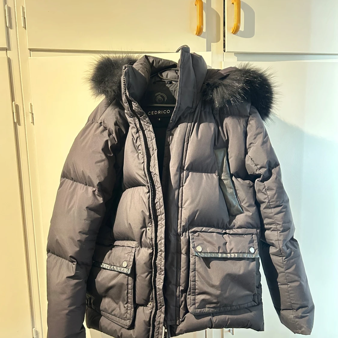 Svart pufferjacka från Cedrico med päls