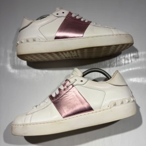 Valentino skor - Hej! Säljer nu mina skor från märket Valentino , storlek 40 bra skick, allt på bilden ingår. Tveka inte på att höra av dig om du har frågor eller funderingar kring skorna! 