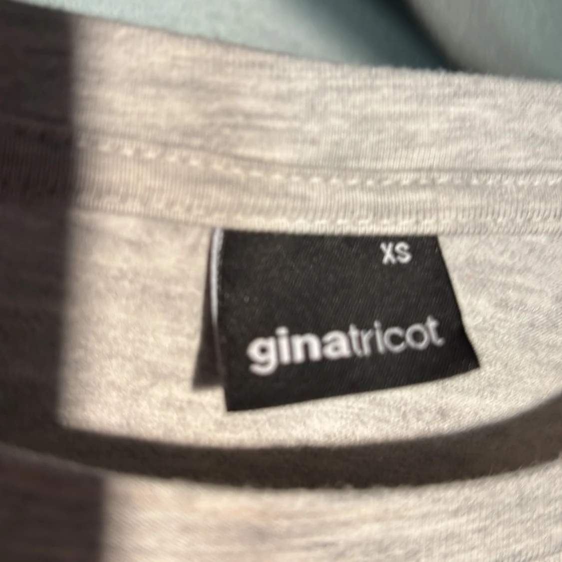 Ljusgrå croppad t-shirt Gina Tricot - 2