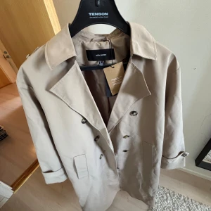 Vero Moda trench coat - Vero Moda trench coat. Aldrig använd med prislapp kvar🥰 storlek XS men funkar för S och M också skulle jag säga