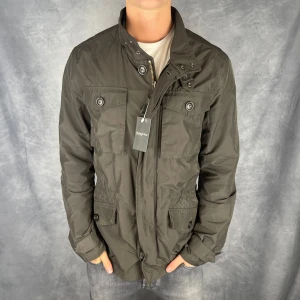 Woolrich jacka - Hej säljer nu min fina Woolrich jacka i storlek XL. Den är i mycket bra skick och kommer vara otroligt snygg nu i höst. Nypris cirka 5000kr! Vi kommer att sälja liknande produkter så glöm inte följa profilen!🌊