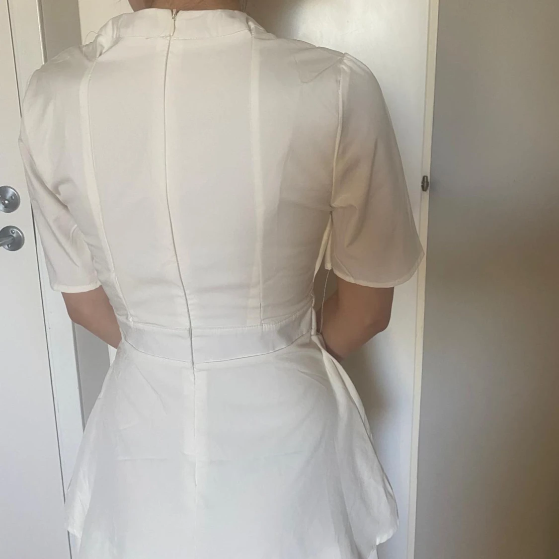 Vit långklänning med knyt och volanger - 3