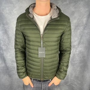 Colmar jacka - Hej säljer nu min fina Colmar jacka i storlek M. Den är i mycket skick och kommer vara otroligt snygg nu i höst. Nypris cirka 3000kr! Vi kommer att sälja liknande produkter så glöm inte följa profilen!🌊🍾