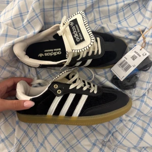 Adidas Walesbonners - Jätte snygga adidas walesbonners i strl 39 1/3. Skorna är endast använda en gång och är i super bra skick. Svart snöre tillkommer🙌🏼