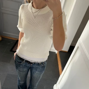 Vit stickad tröja  - Trekvartsärmad vit stickad tröja från Ginatricot i storlek S, skulle säga att den även passar XS. Fint skick. Använd gärna köp nu!