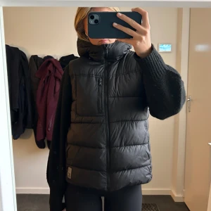 Dunväst - Svart dunväst med stor luva frånfrån Zara kids 13-14, skulle likställa med S/M i dam. 