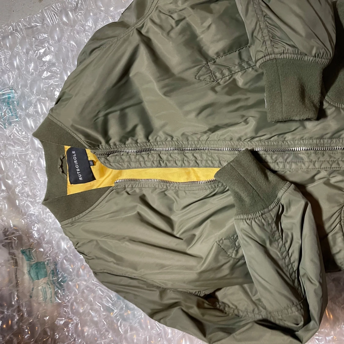 Olivgrön bomberjacka från Rut&Circle - 4