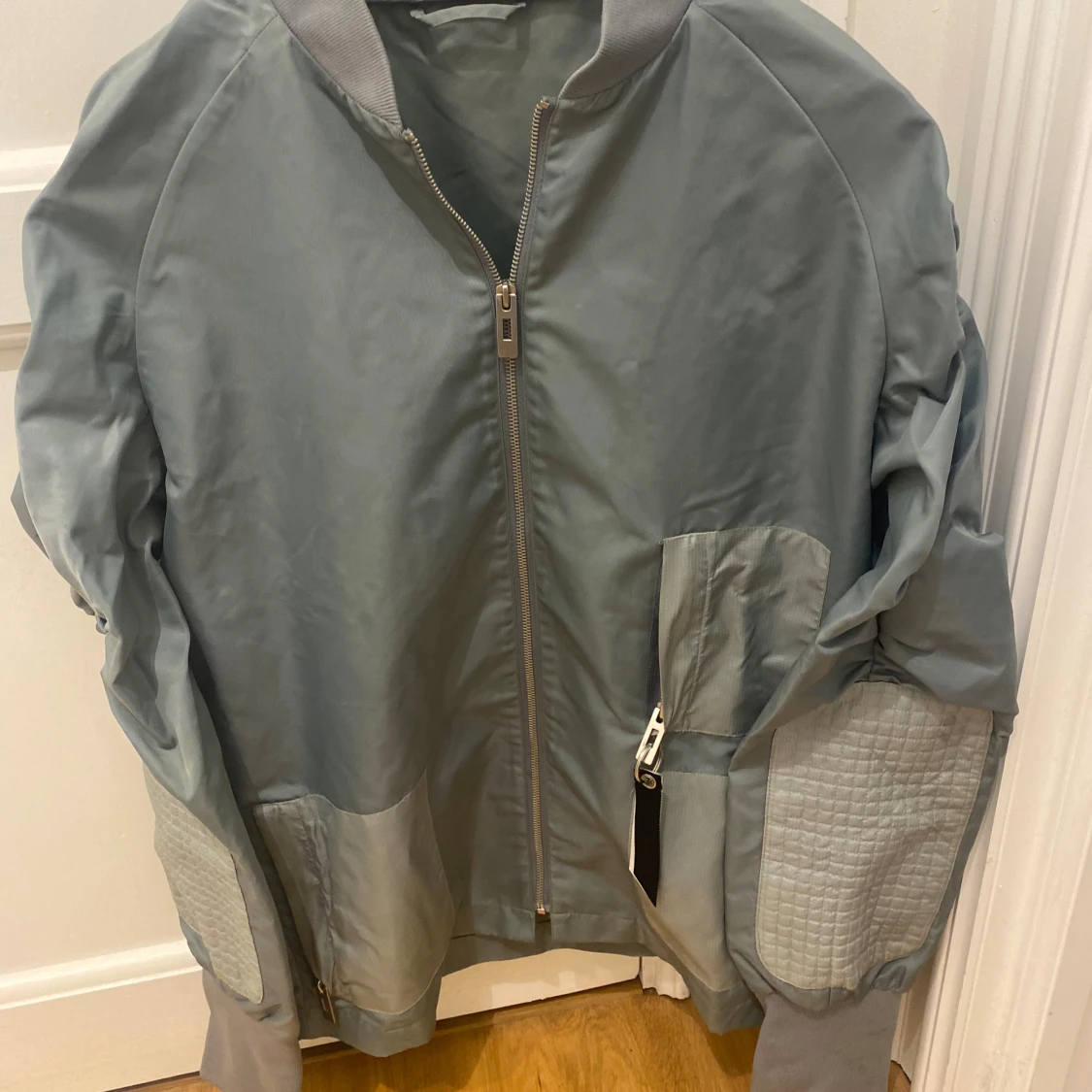 Ljusgrå bomberjacka med detaljer - 1