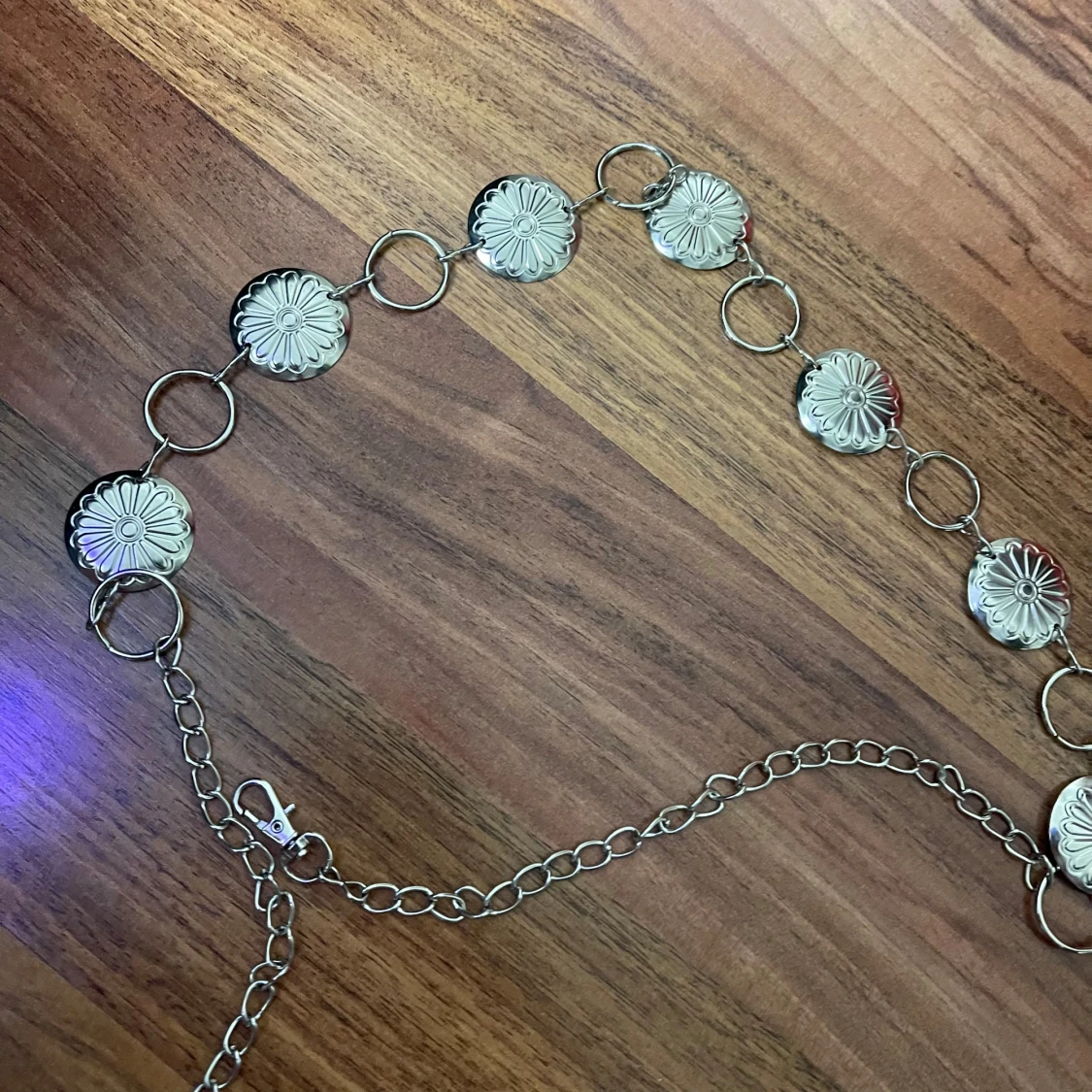 Silvrigt kedjebälte med blommor - 1