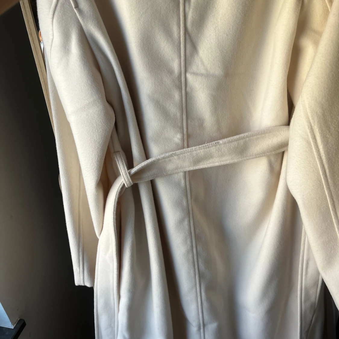 Beige kappa med bälte och krage - 3