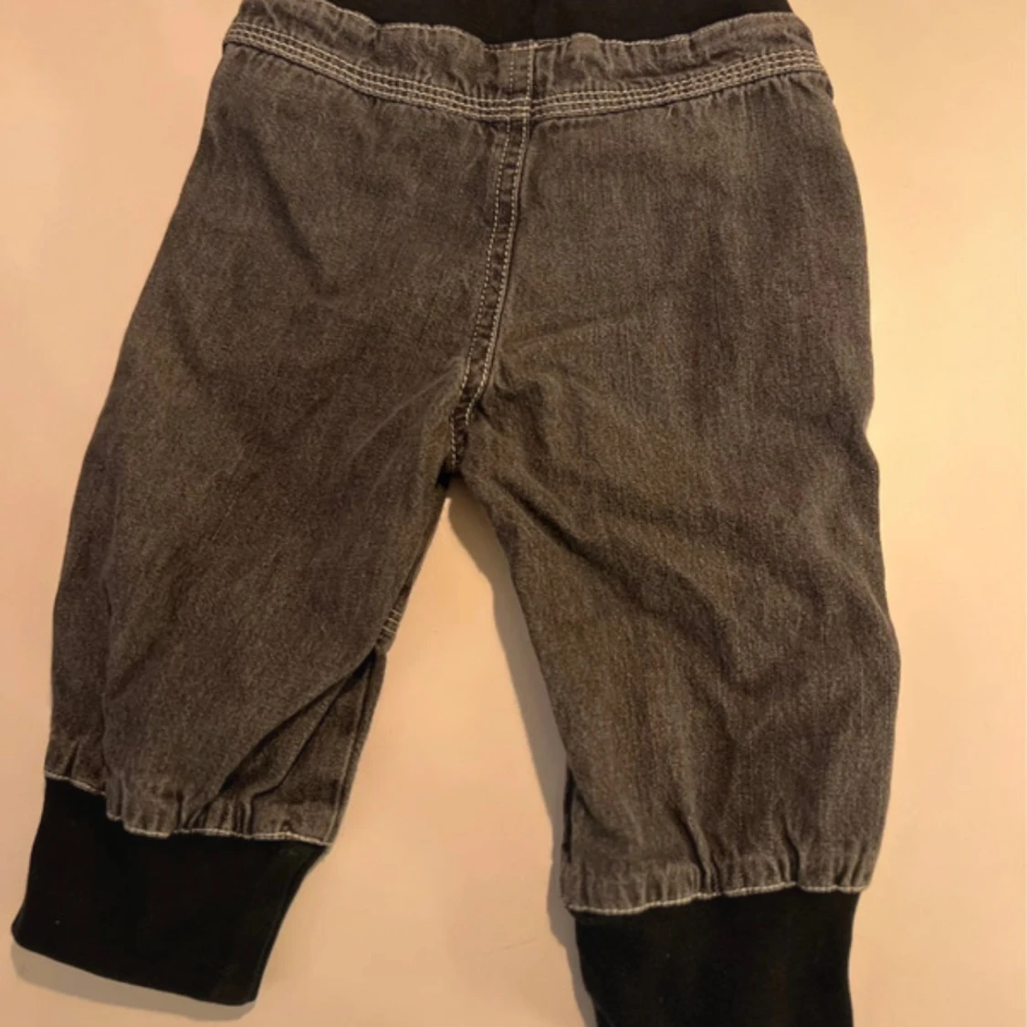 Grå jeansbyxor med svarta muddar Baby Star - 1