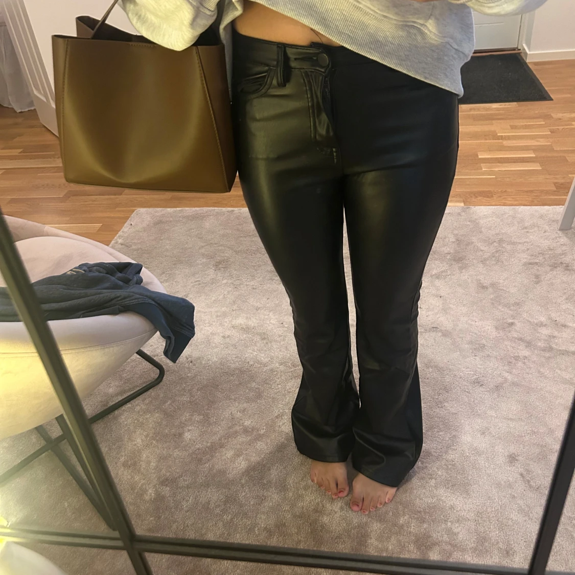 Svarta bootcut byxor i skinnimitation - 2