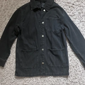 Svart jeansjacka från Lindex  - Svart oversized jeansjacka från Lindex. 