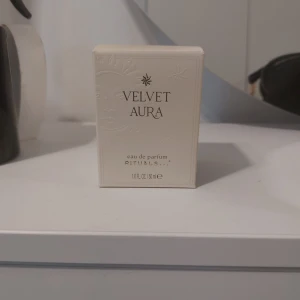 Rituals Velvet Aura EdP 50ml - Velvet Aura från Rituals är en eau de parfum med 87% naturligt ursprung. Volym: 50 ml. Innehåller bl.a. citrus, bergamott, vanilj, sandelträ och eteriska oljor. Tillverkad i Europa. Perfekt för dig som vill ha något unikt och fräscht i din samling.