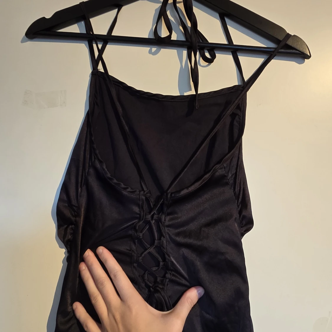 Svart satin klänning med snörning - 3