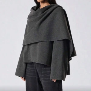 Grå cape jacket - Helt ny, oanvänd. Prislappen är på. Säljer då den inte kommer till användning.