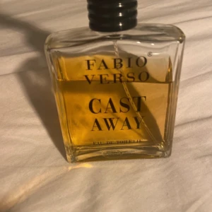 Fabio Verso Cast Away EdT - En Eau de Toilette från Fabio Verso med namnet Cast Away. Perfekt för dig som vill sticka ut med en unik doft. Snygg och stilren flaska som passar in i alla badrum.