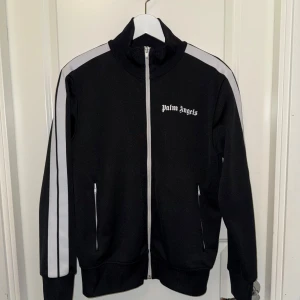 Palm Angels svart track jacket - Svart track jacket från Palm Angels, säljer då ja inte använder längre. Köpt på Farfetch. 