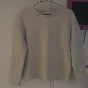 Beige stickad tröja från Zara - En stilren beige stickad tröja från Zara! Perfekt för lager på lager och enkel att matcha, älskar den men tyvärr har den blivit lite kort❣️Inga tecken på användning!🥰