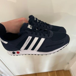 Adidas LA Trainers - Adidas LA trainers i topp skick. Storlek 46. Endast skorna medföljer. Skriv vid minsta fråga eller fundering