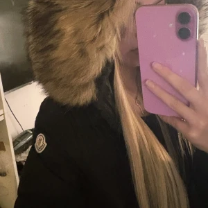 Moncler pälsjacka  - stor fin päls i tvättbjörn 🦝 och modellen på jackan heter ’Anglas’ köpt på Vestiaire och säljer för den är för stor på mig 💕 storlek 00 damstorlek, jackan är US: XXS, FR: 34 DE: 32 och UK: 6  men hade sagt att den är en rumslig storlek S 🫶 pris kan diskuteras och köparen står för frakten :)