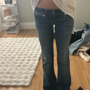 Lågmidjade jeans - Jag är 165 cm, pris går att diskuteras<3 endast använda fåtal gånger