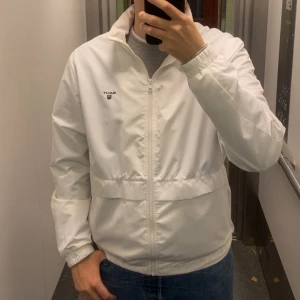 Vit vindjacka från GANT - Säljer en stilren vit vindjacka från GANT i storlek M. finns luva till den. perfekt nu till höst!