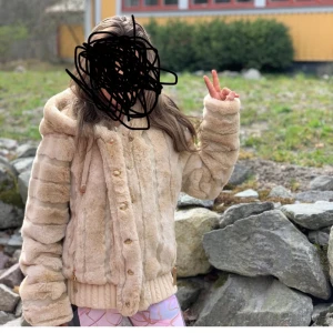 Vinted juicy päls jacka  - Vinted juicy jacka, bra skick. Super skön och varm. Hon som har på sig den är ett barn så sitter bättre på äldre/vuxna 😊 