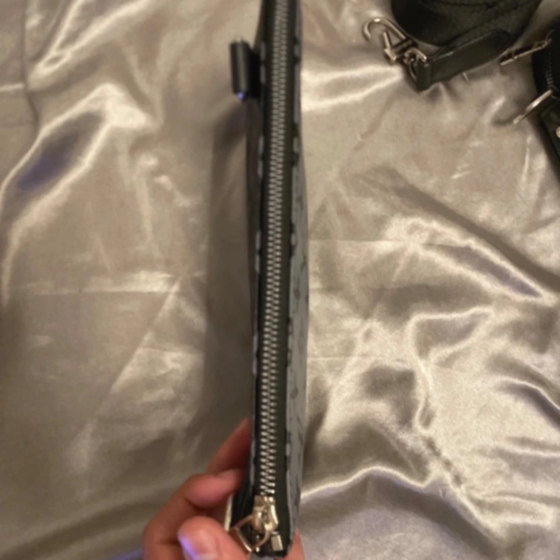 svart axelväska pris kan diskuteras  - 1