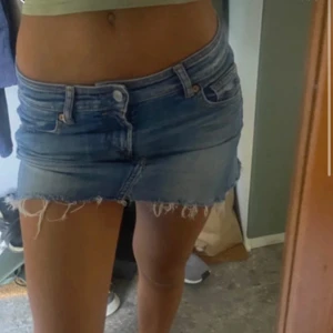 Blå jeanskjol storlek xs - Säljer denna jeanskjol som jag köpte på vinted, bilderna är från tidigare säljaren. Säljer denna super fina jeanskjol vidare, då jag ej passade i den. Super fina detaljerade fickor, passar xs-s