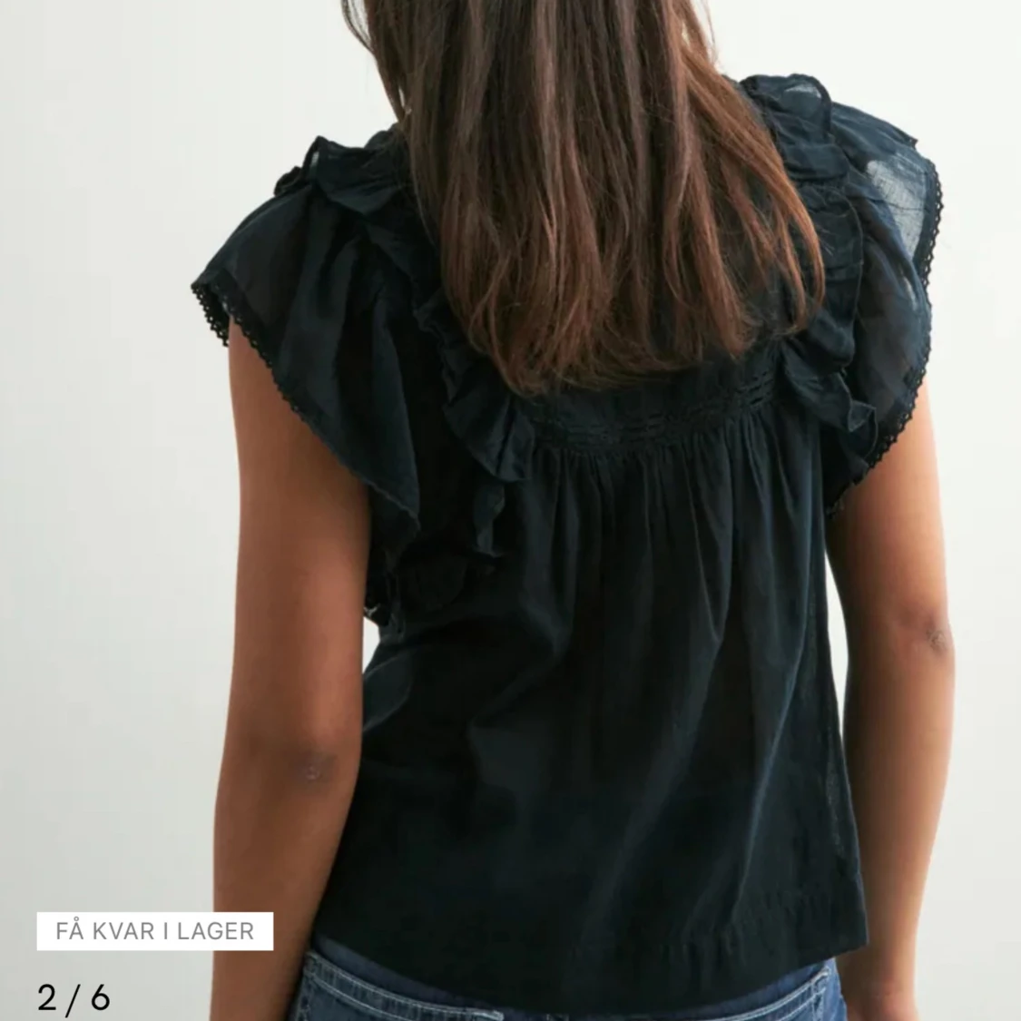 Mörkblå blus med volang från Neo Noir - 1