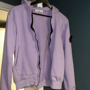 Stone Island  - Skön lila/blå stone island zip hoodie. Unik