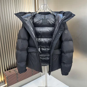 Svart Moncler pufferjacka med huva - Hej alla storlekar finns tillgängliga 