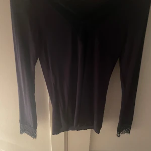 Intimissimi tröja med spets❣️ - Säljer nu min så fina Intimissimi tröja då den inte kommer till andvänding längre❣️den är i jättefint skick och endast andvänd ca 3 gånger❣️skriv vid funderingar!!❤️